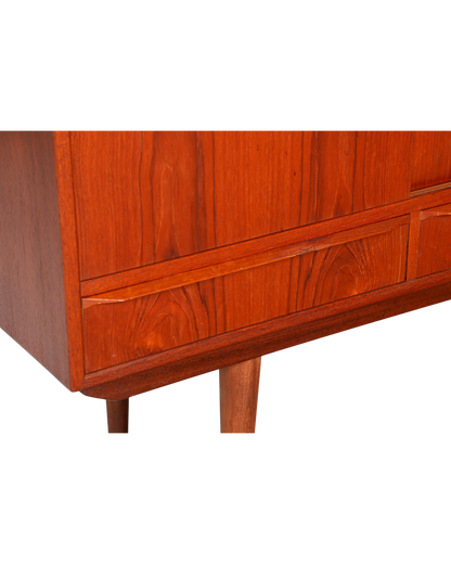 Hauptstadt Möblerei Mid Century Highboard aus massivem Holz im dänischen Design mit eleganter Maserung