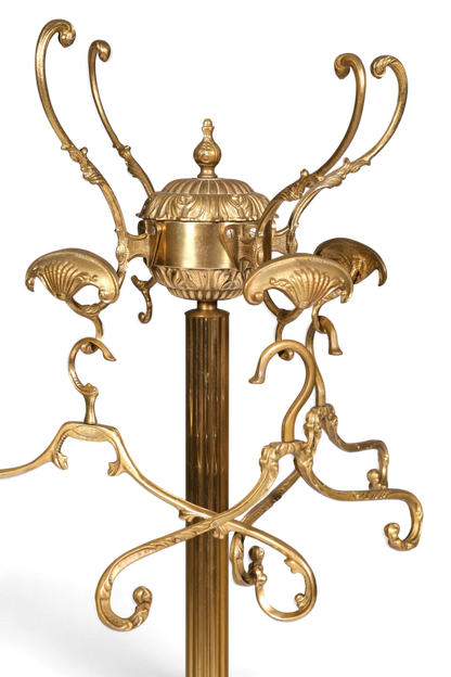 Hauptstadt Möblerei Jugendstil Garderobenständer aus Messing mit geschwungenen Haken und dekorativen Details