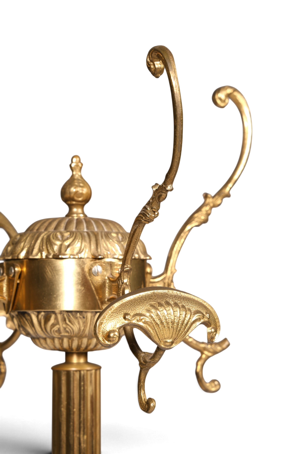 Hauptstadt Möblerei Jugendstil Garderobenständer aus Messing mit kunstvollen Verzierungen und geschwungenen Haken