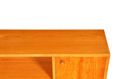 Hauptstadt Möblerei Mid Century Sideboard aus massivem Holz mit sichtbarer Maserung und Vintage Design