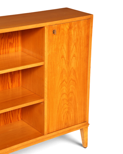 Hauptstadt Möblerei Mid Century Sideboard aus massivem Holz mit offenen Regalfächern und Schranktür im 60er Jahre Stil