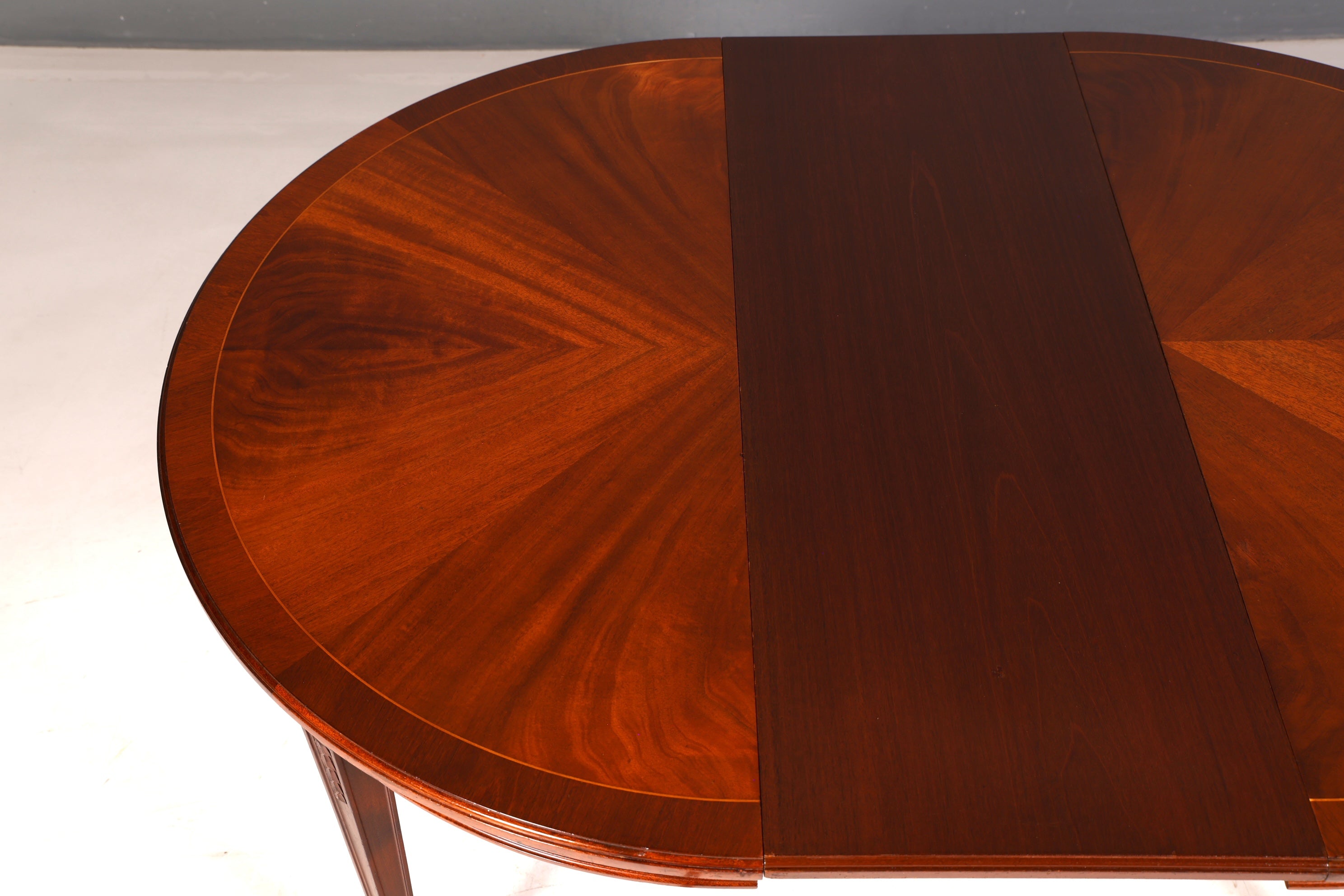 Beautiful English table, extendable dining table, antique mahogany, 1960s, kitchen table, oval