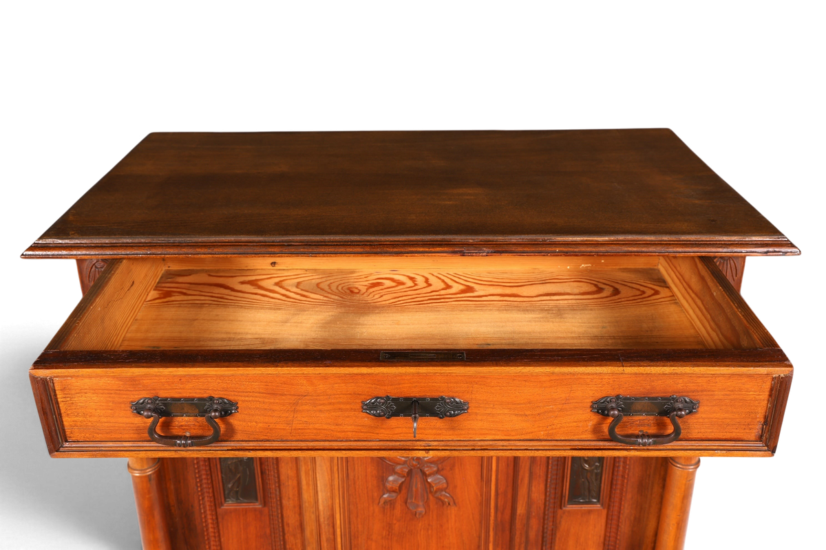 Hauptstadt Möblerei Jugendstil Vertiko Schrank mit offener Schublade aus massivem Holz mit antiken Beschlägen