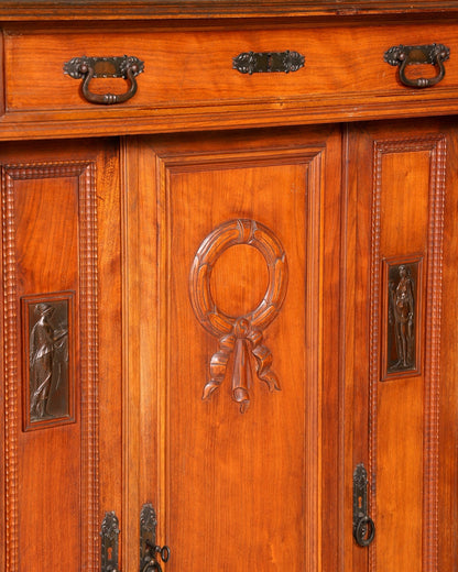 Hauptstadt Möblerei Jugendstil Vertiko Schrank aus massivem Holz mit geschnitztem Lorbeerkranz und Bronze-Reliefs
