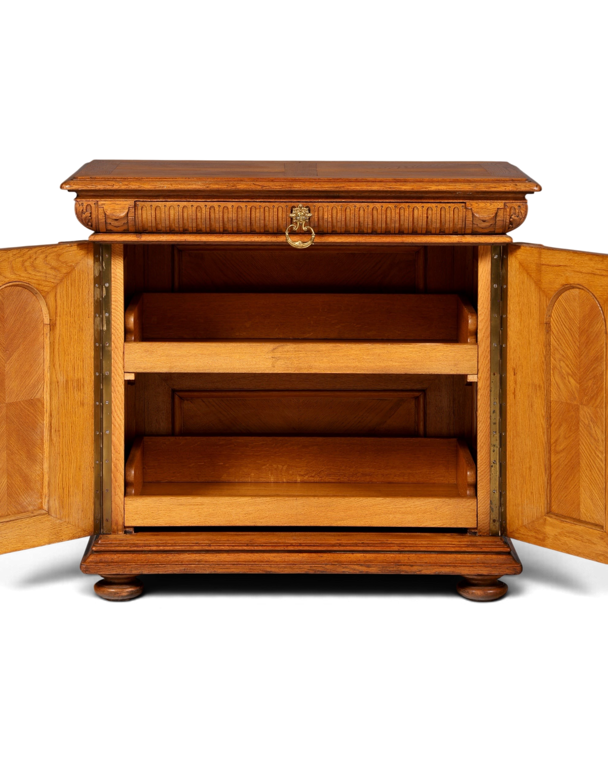 Hauptstadt Möblerei Gründerzeit Sideboard aus Holz mit Messingbeschlag und geöffneten Türen im Louis-Philippe-Stil