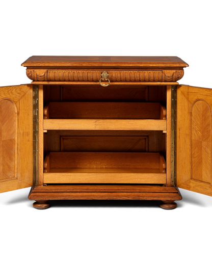Hauptstadt Möblerei Gründerzeit Sideboard aus Holz mit Messingbeschlag und geöffneten Türen im Louis-Philippe-Stil