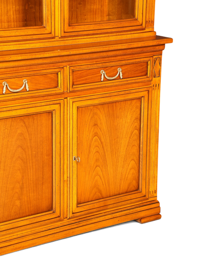 Hauptstadt Möblerei Selva Vitrine Villa Borghese aus massivem Holz mit antiken Details und Schubladen