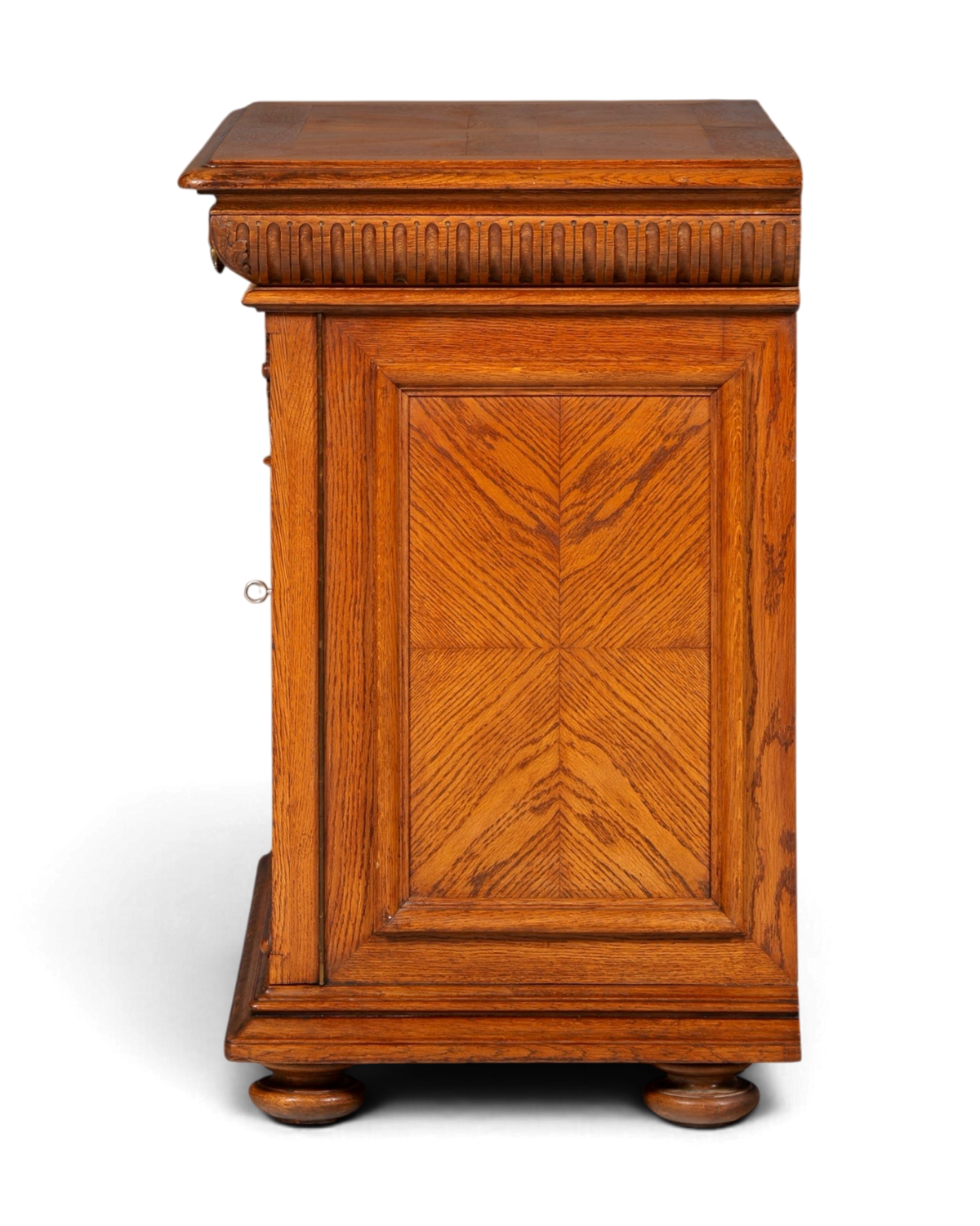 Hauptstadt Möblerei Gründerzeit Sideboard aus Echtholz mit dekorativen Messingbeschlägen in Seitenansicht