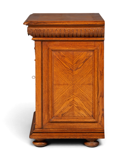 Hauptstadt Möblerei Gründerzeit Sideboard aus Echtholz mit dekorativen Messingbeschlägen in Seitenansicht