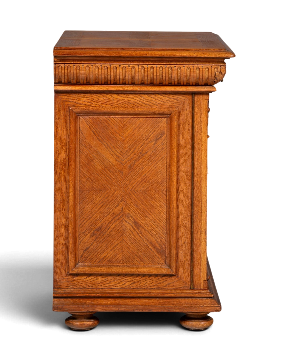 Hauptstadt Möblerei Gründerzeit Sideboard aus Echtholz mit dekorativer Maserung und Messingbeschlägen, Seitenansicht