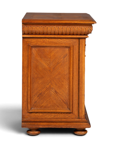 Hauptstadt Möblerei Gründerzeit Sideboard aus Echtholz mit dekorativer Maserung und Messingbeschlägen, Seitenansicht