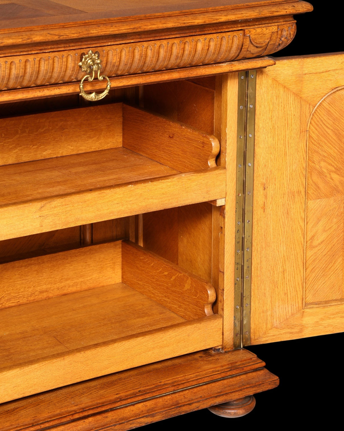 Hauptstadt Möblerei Gründerzeit Sideboard aus Echtholz mit Messingbeschlag und offenem Innenraum