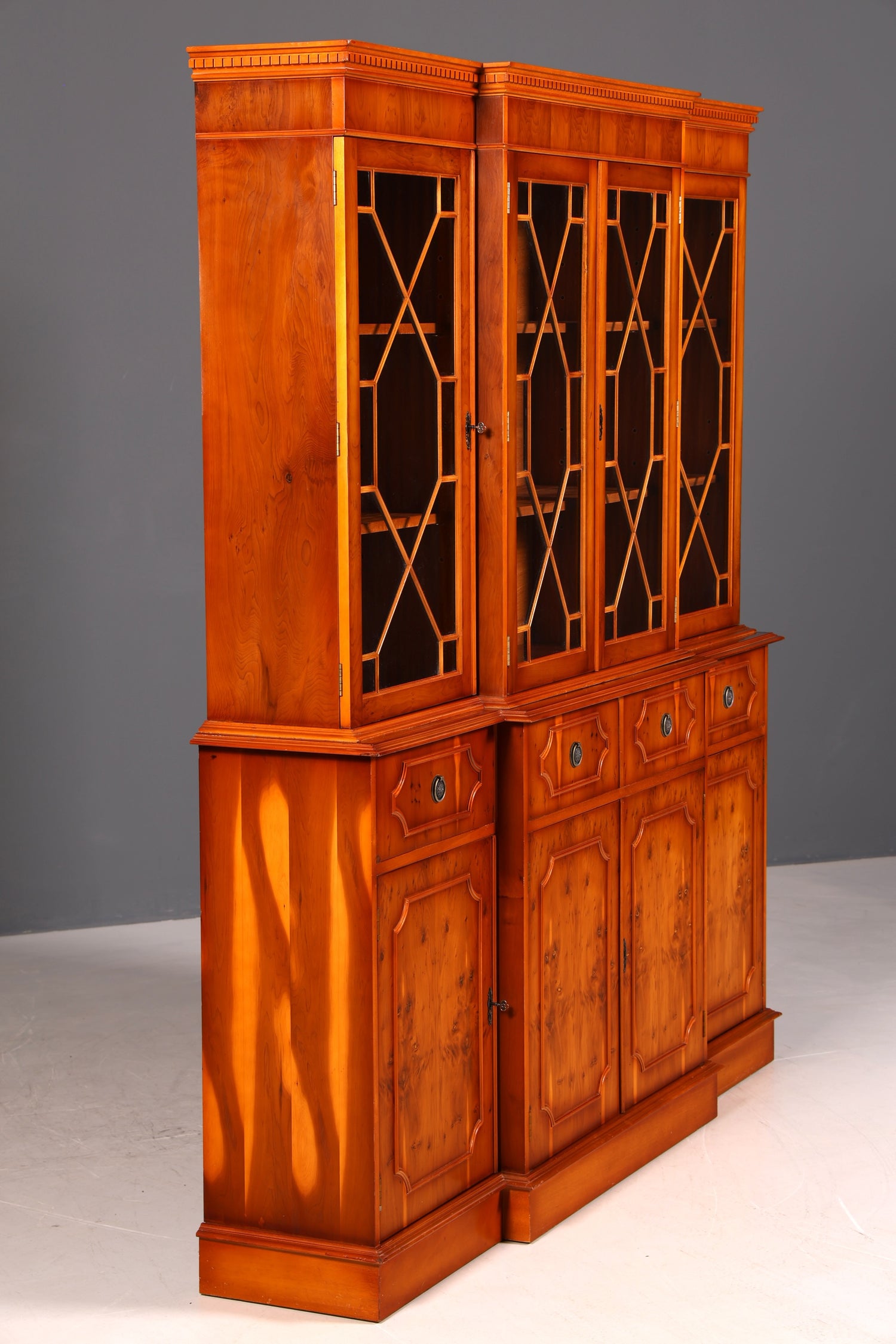 G387 Finish Wunderschöne Englische Vitrine Bücherschrank Buffet Antik Stil Englisch Eibe Glasvitrine Bibliothek (Kopie)