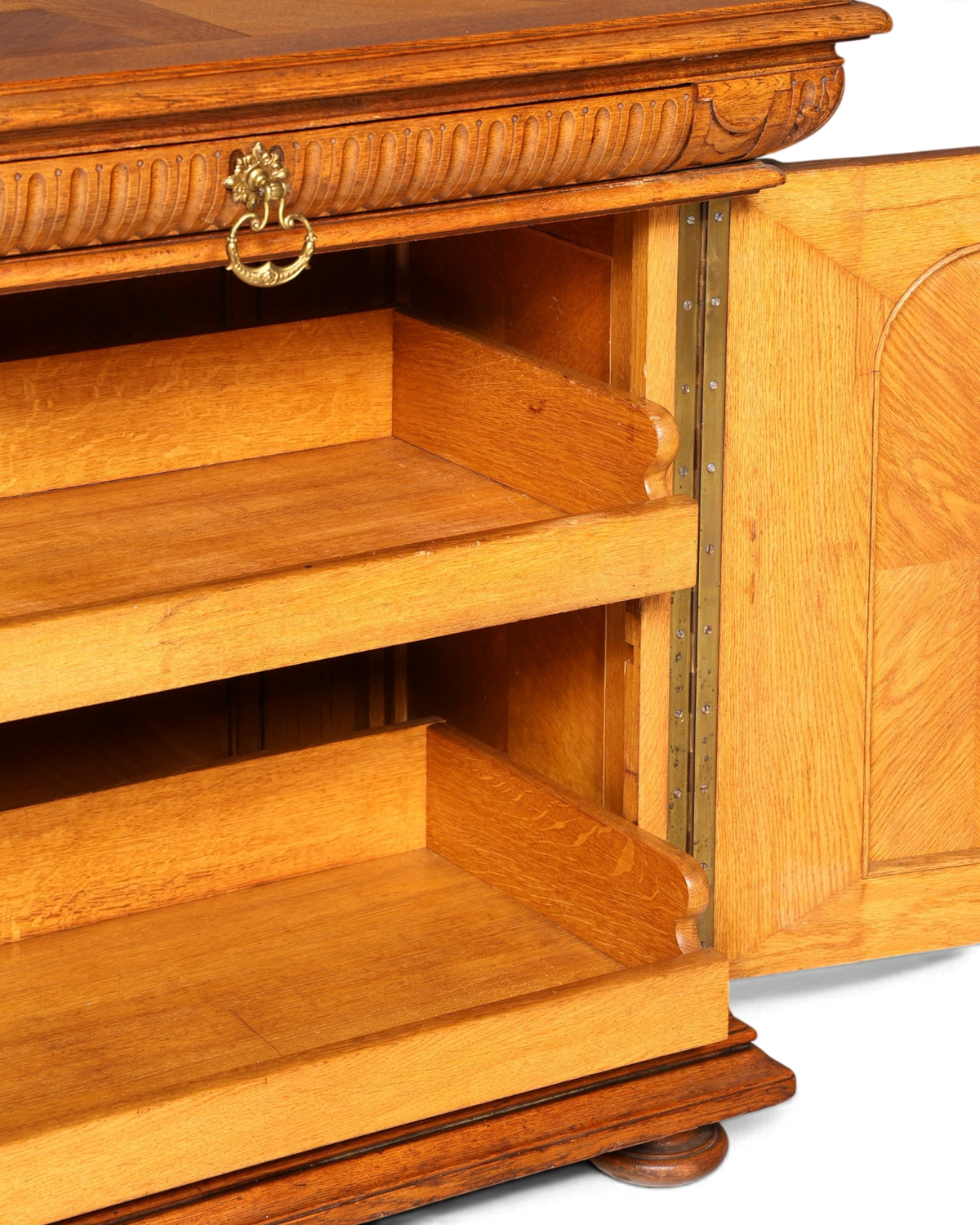 Hauptstadt Möblerei Gründerzeit Sideboard aus massivem Holz mit Messingbeschlag und offenem Innenraum