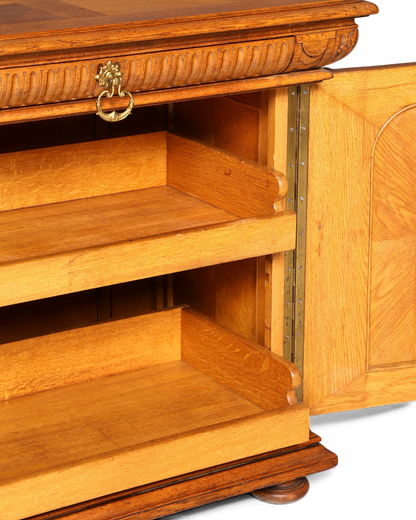 Hauptstadt Möblerei Gründerzeit Sideboard aus massivem Holz mit Messingbeschlag und offenem Innenraum