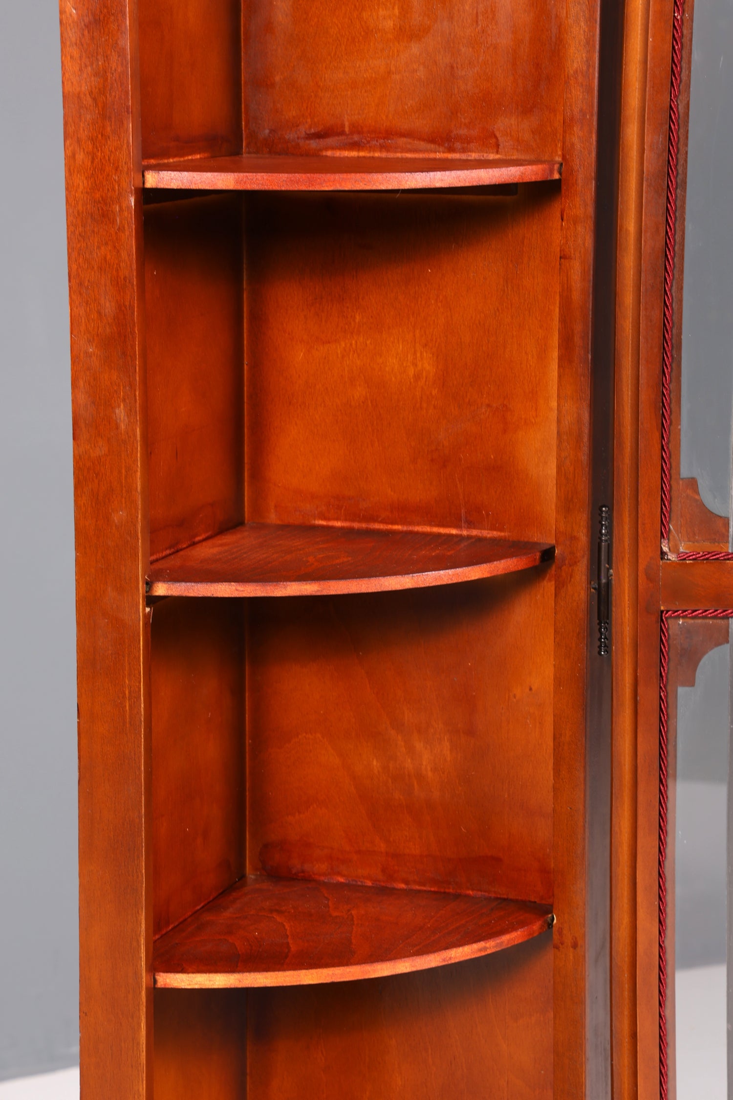 Traumhafte Englische Eckvitrine edwardianische Mahagoni Vitrine Bücherregal Schrank Antik Regal Bleiverglasung