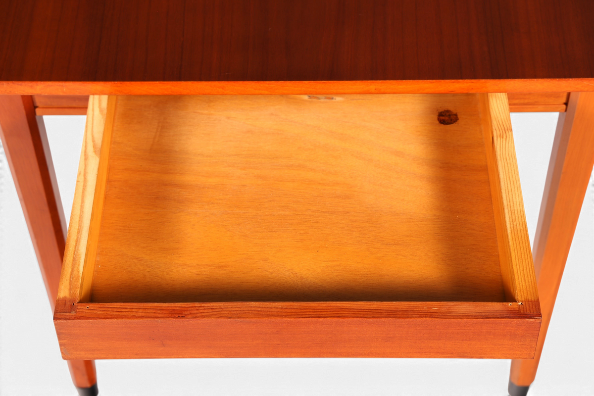 Hauptstadt Möblerei Mid Century Esstisch aus massivem Holz mit offener Schublade im Vintage Design der 60er Jahre