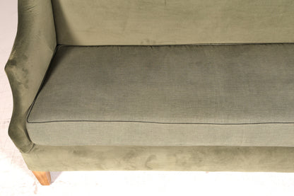 Wunderschönes Loberon Ohrenbackensofa Modell Ombra Antikgrün Samt Sofa 2-Sitzer Ohrensofa Retro Mangoholz