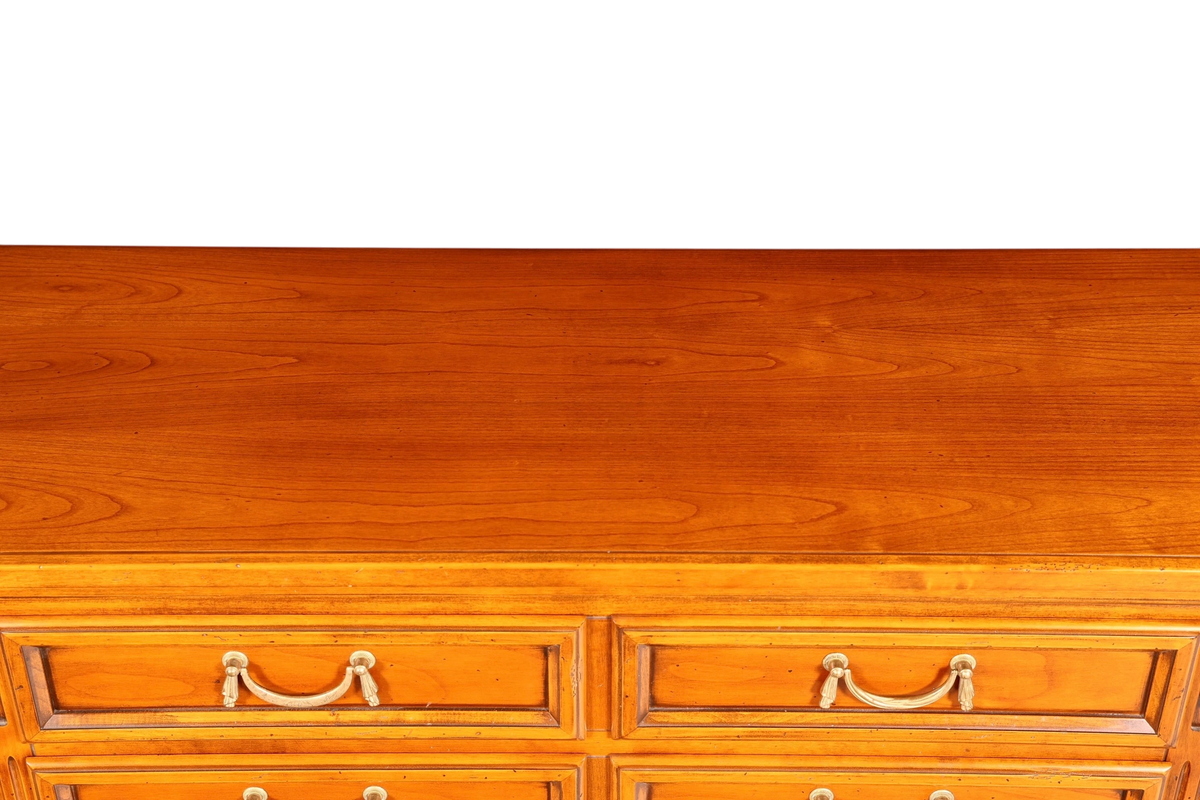 Hauptstadt Möblerei Selva Sideboard Villa Borghese aus massivem Holz im antiken Stil mit eleganten Messinggriffen