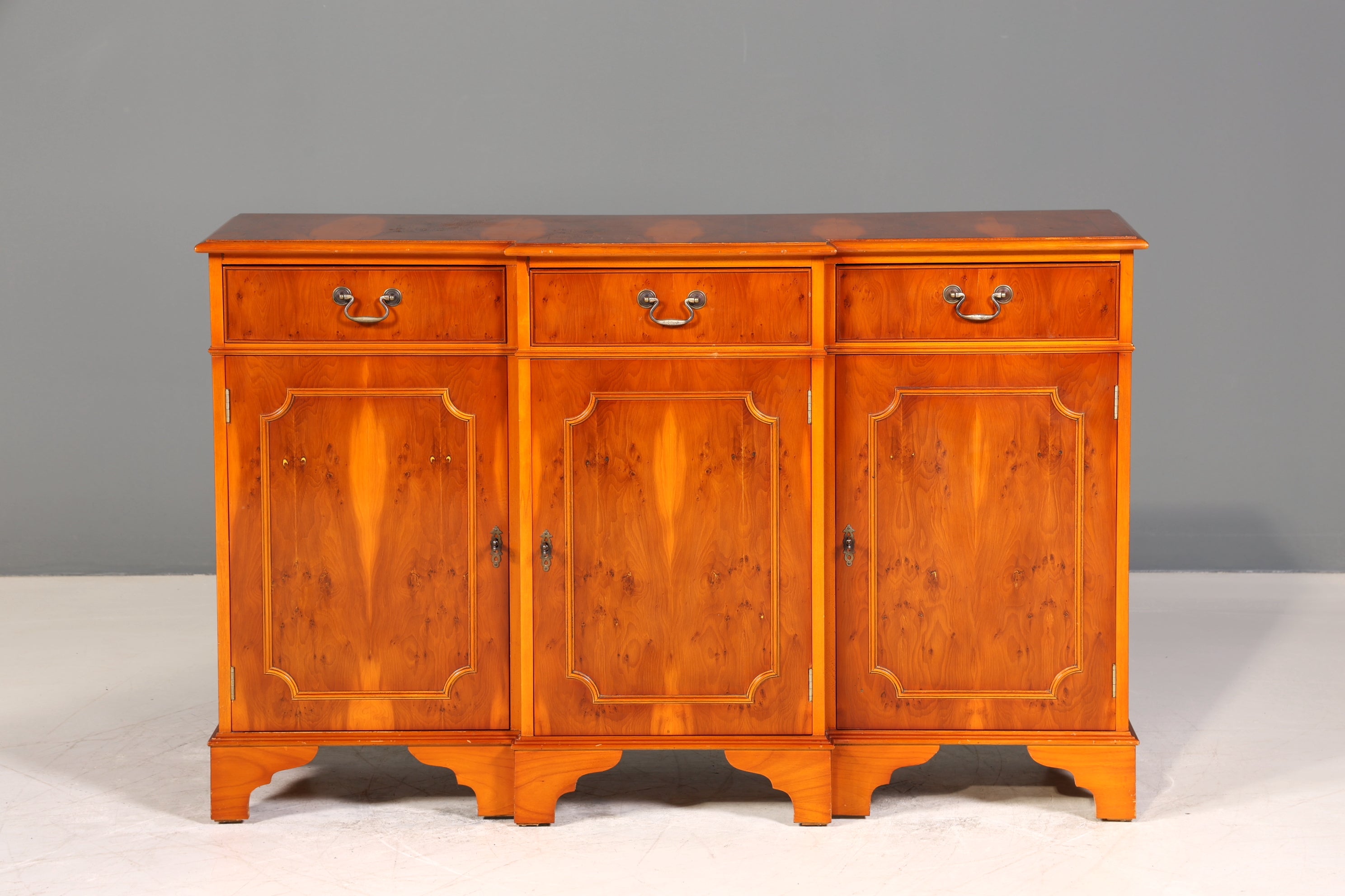 Wunderschönes Englisches Sideboard Eibe Schrank Antik 60s Buffetschrank Kommode