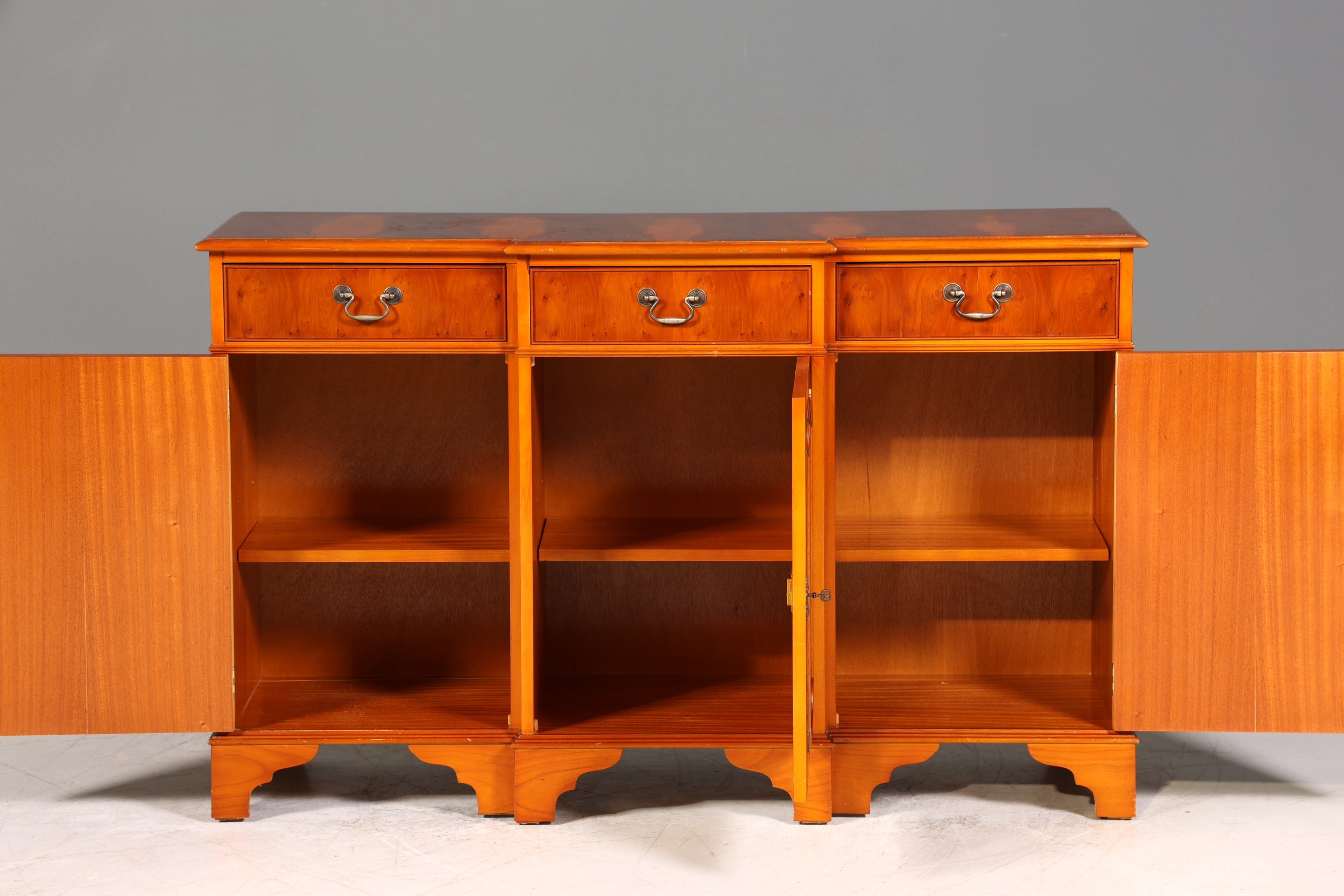 Wunderschönes Englisches Sideboard Eibe Schrank Antik 60s Buffetschrank Kommode