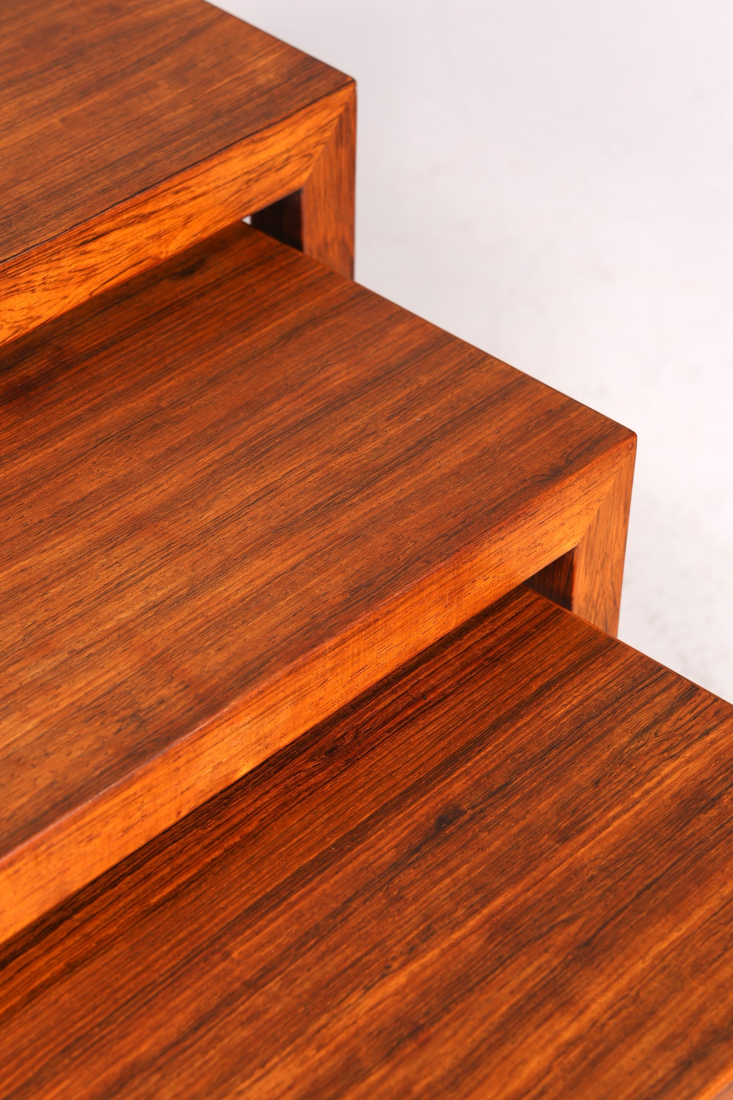 Filigranes Mid Century Tisch Set Designed by Severin Hansen Jr. für Haslev Møbelfabrik Couchtisch Palisander Holz 3er Satz Ablagetisch Beistelltisch