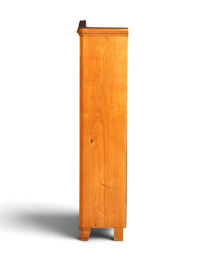 Hauptstadt Möblerei Biedermeier Vitrine aus massivem Weichholz in Seitenansicht mit natürlicher Holzmaserung