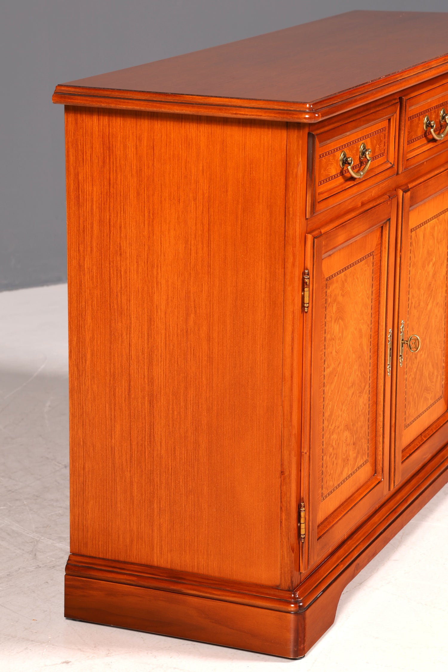 G441 Finish Wunderschönes Englisches Sideboard Eibe Schrank Antik Stil Buffetschrank Kommode (Kopie)