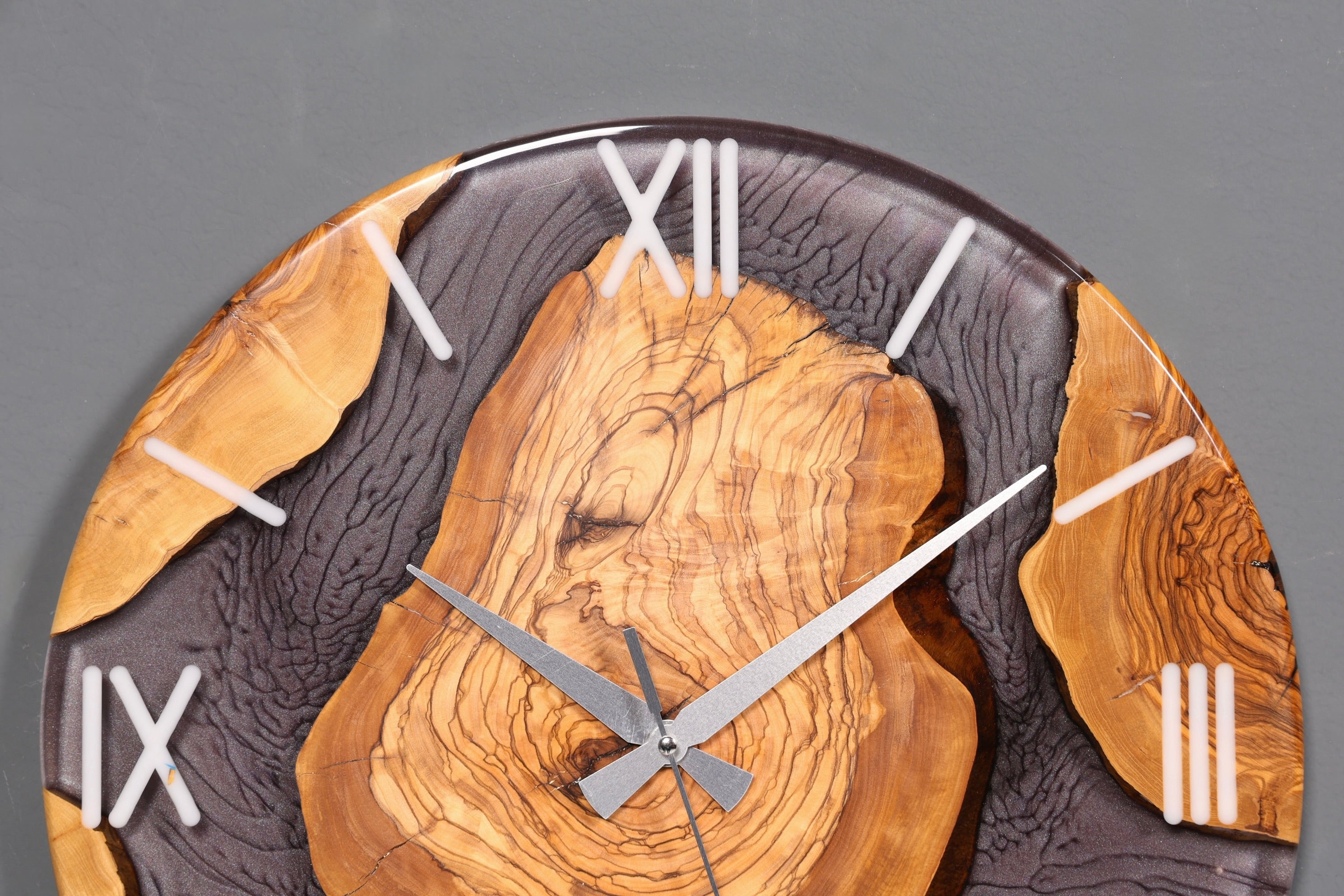 Stilvolle Handgefertigte Epoxidharz Wanduhr Olivenbaum Uhr grau Epoxy Analog Uhr