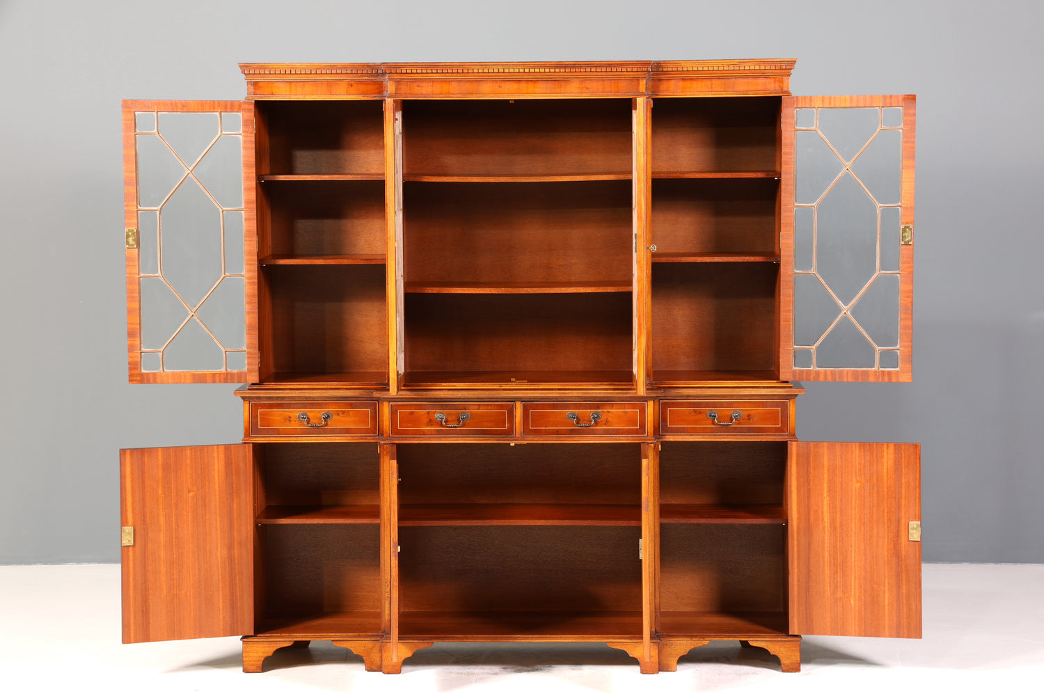 Wunderschöne Englische Vitrine Bibliothek Eibe Bücherschrank UK Buffet Schrank 60s Jahre