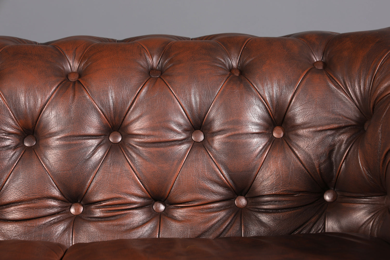 Wunderschönes Original Chesterfield Sofa Englisch echt Leder 2- Sitzer Couch
