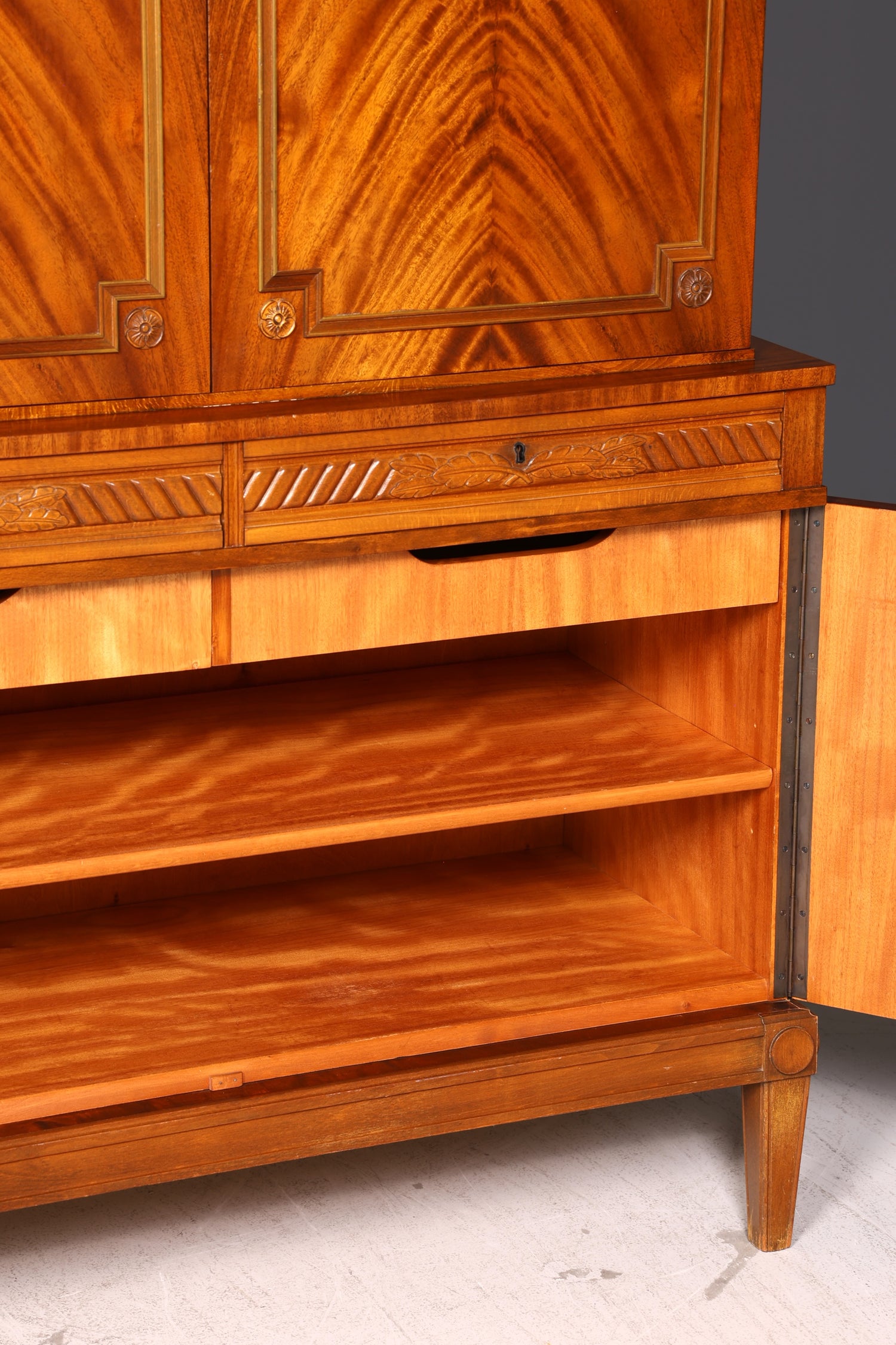 Wunderschöner Schrank im Gustavianischen Stil Vintage Kommode Highboard Regal Echt Holz Wäscheschrank Schlafzimmer