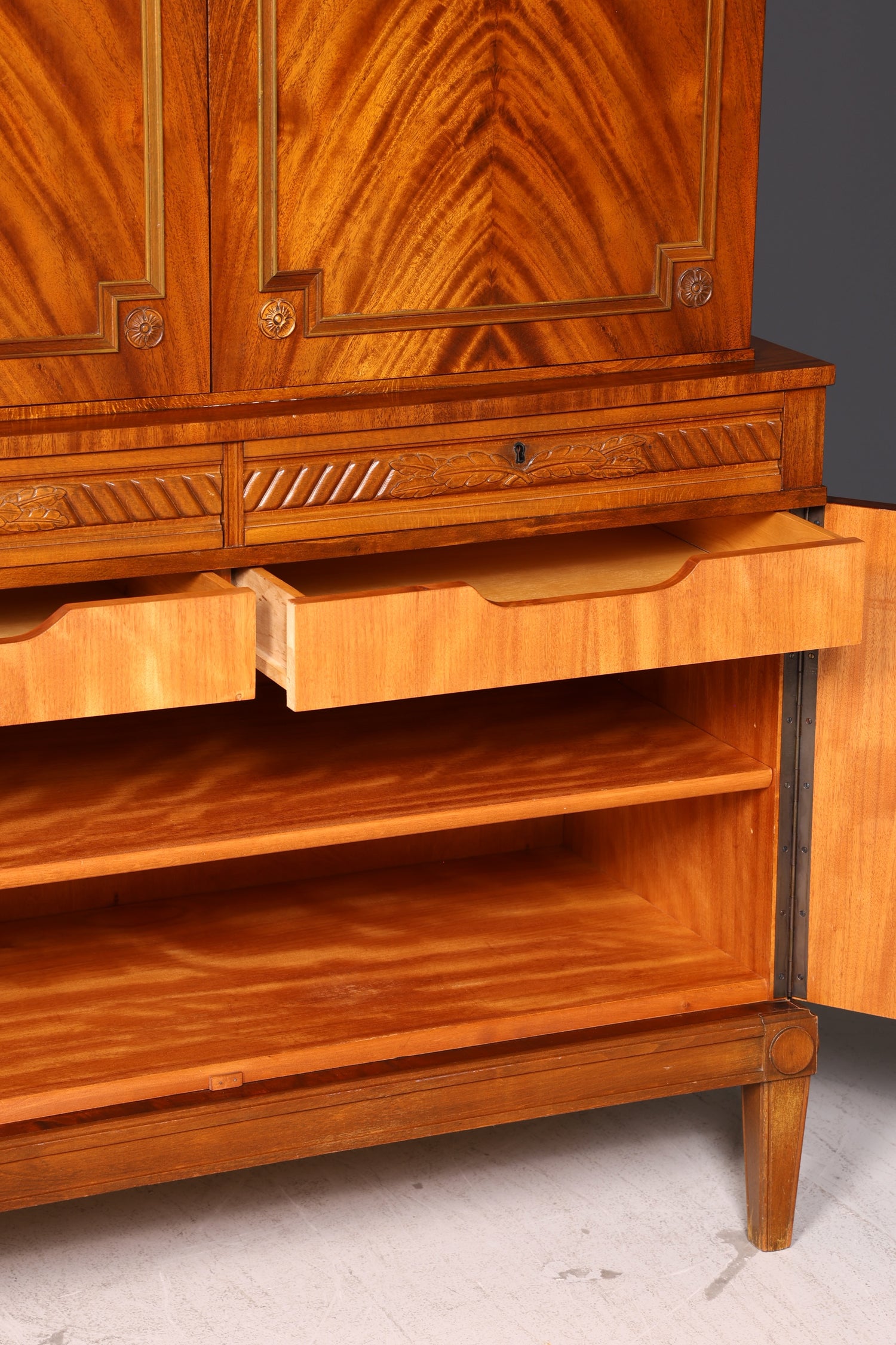 Wunderschöner Schrank im Gustavianischen Stil Vintage Kommode Highboard Regal Echt Holz Wäscheschrank Schlafzimmer
