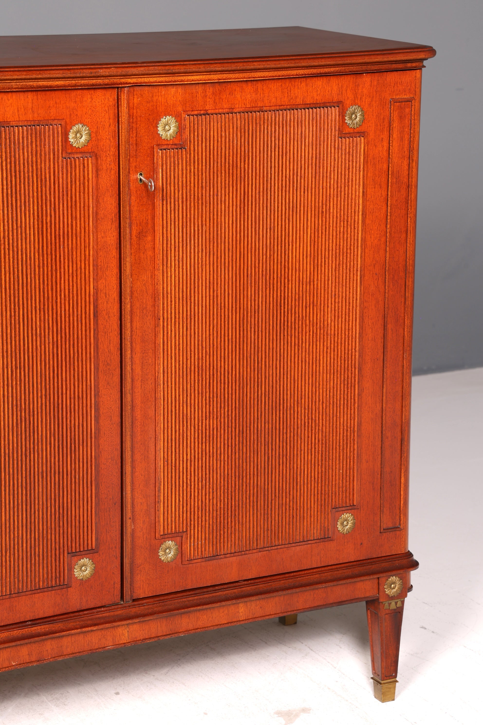 Wunderschöner Schrank im Gustavianischen Stil 60er Jahre Wäscheschrank Vertiko Mid Century Aktenschrank Kommode