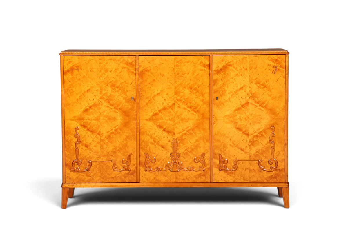 Hauptstadt Möblerei Art Deco Sideboard aus massivem Holz mit markanter Maserung und geschnitzten Ornamenten um 1930