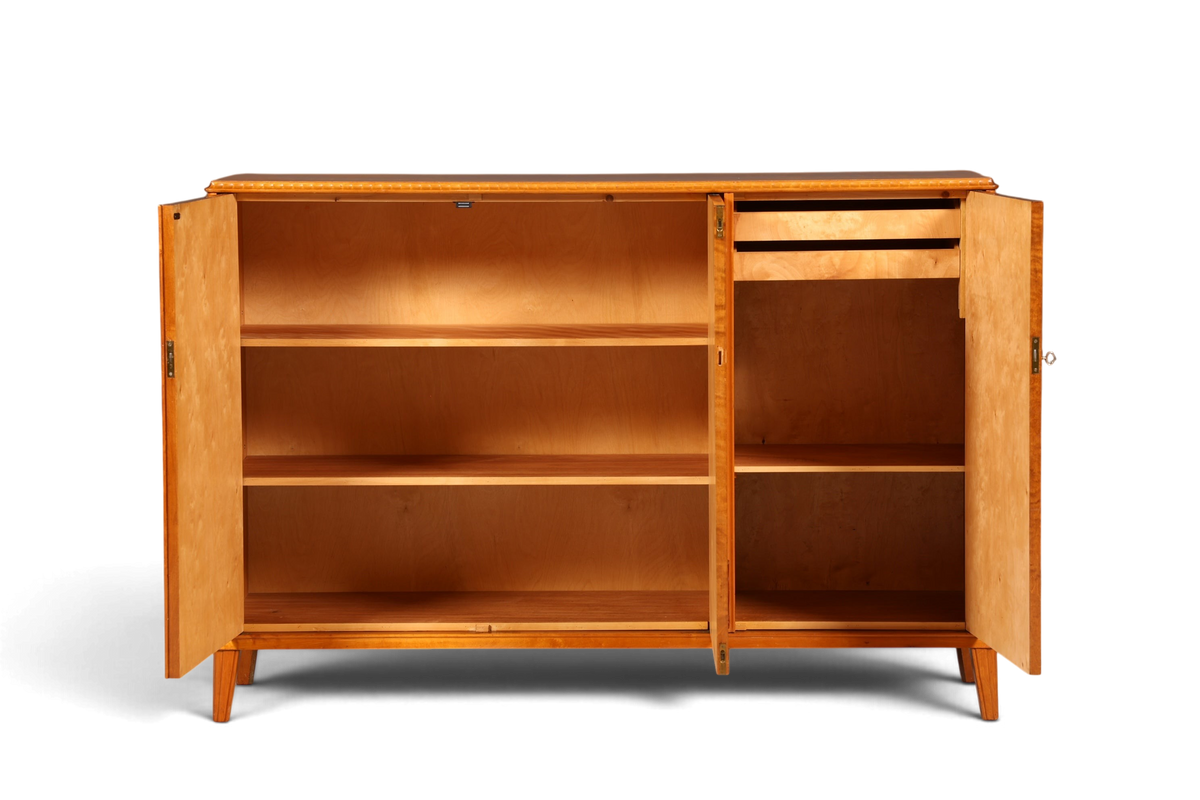 Hauptstadt Möblerei Art Deco Sideboard aus massivem Holz mit geöffneten Türen und verstellbaren Einlegeböden um 1930