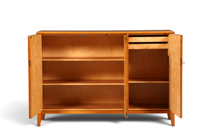Hauptstadt Möblerei Art Deco Sideboard aus massivem Holz mit geöffneten Türen und verstellbaren Einlegeböden um 1930