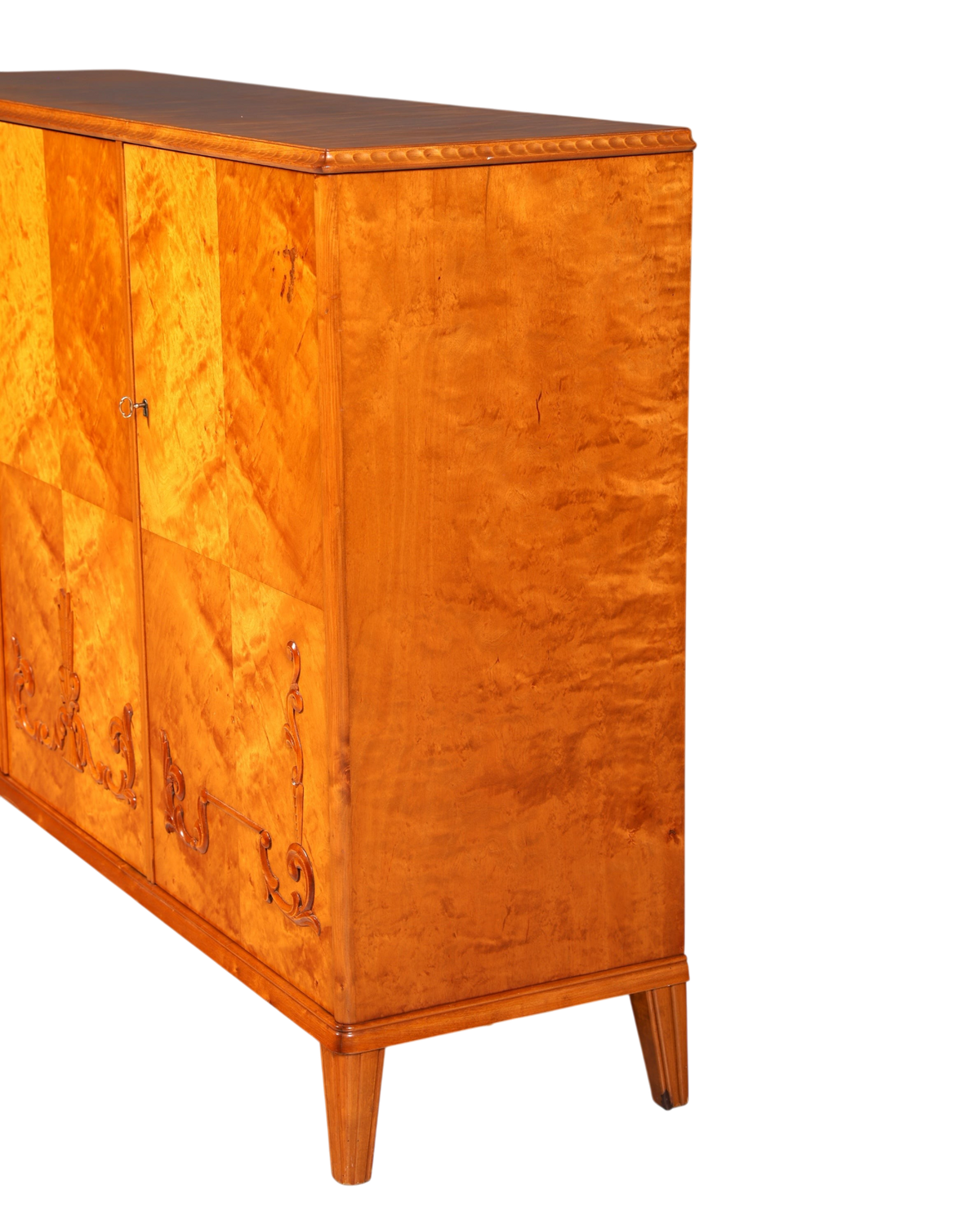 Hauptstadt Möblerei Art Deco Vertiko Schrank aus massivem Holz mit markanter Maserung und eleganten Verzierungen