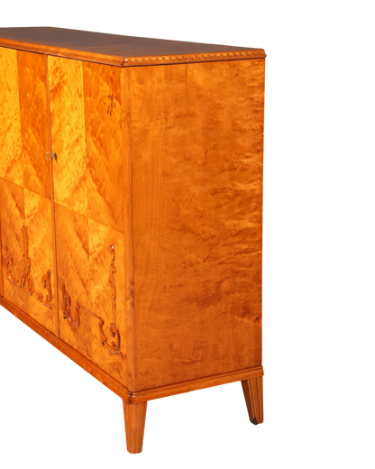 Hauptstadt Möblerei Art Deco Vertiko Schrank aus massivem Holz mit markanter Maserung und eleganten Verzierungen