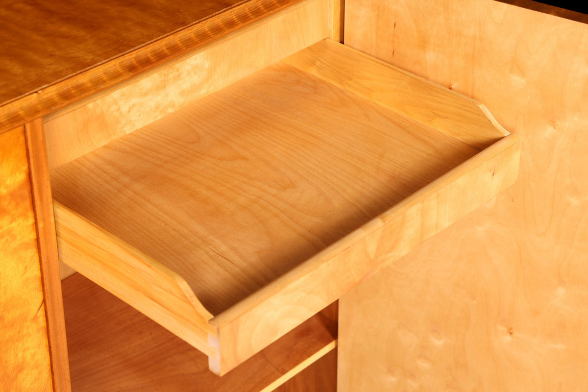 Hauptstadt Möblerei Art Deco Schrank aus massivem hellem Holz mit ausgezogenem Schubfach und sichtbarer Maserung