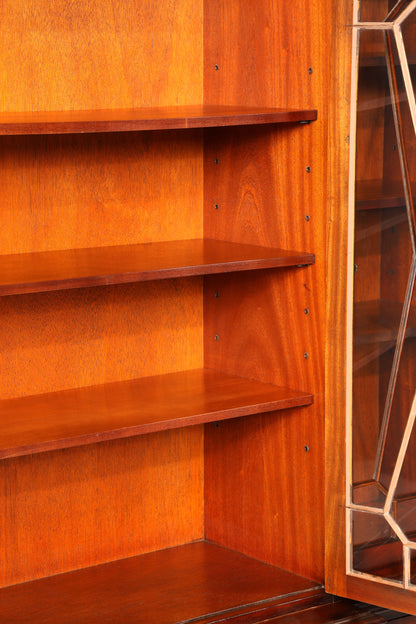 Wunderschöne Englische Vitrine Bibliothek Bücherschrank UK Buffet Mahagoni Schrank 60s Jahre