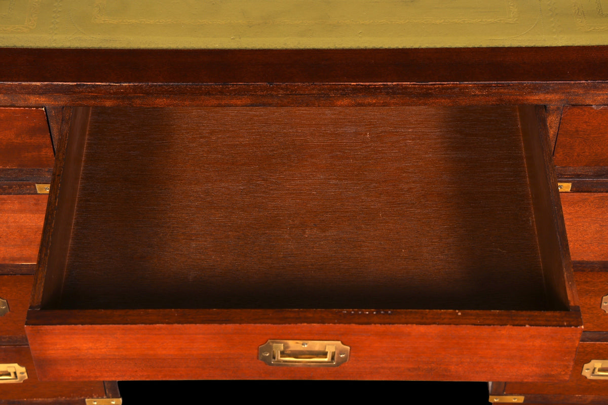 Wunderschöner Maritimer Schreibtisch Englischer Military Chest Bürotisch Office Table mit echt Lederauflage