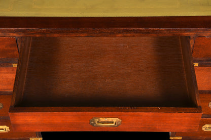 Wunderschöner Maritimer Schreibtisch Englischer Military Chest Bürotisch Office Table mit echt Lederauflage