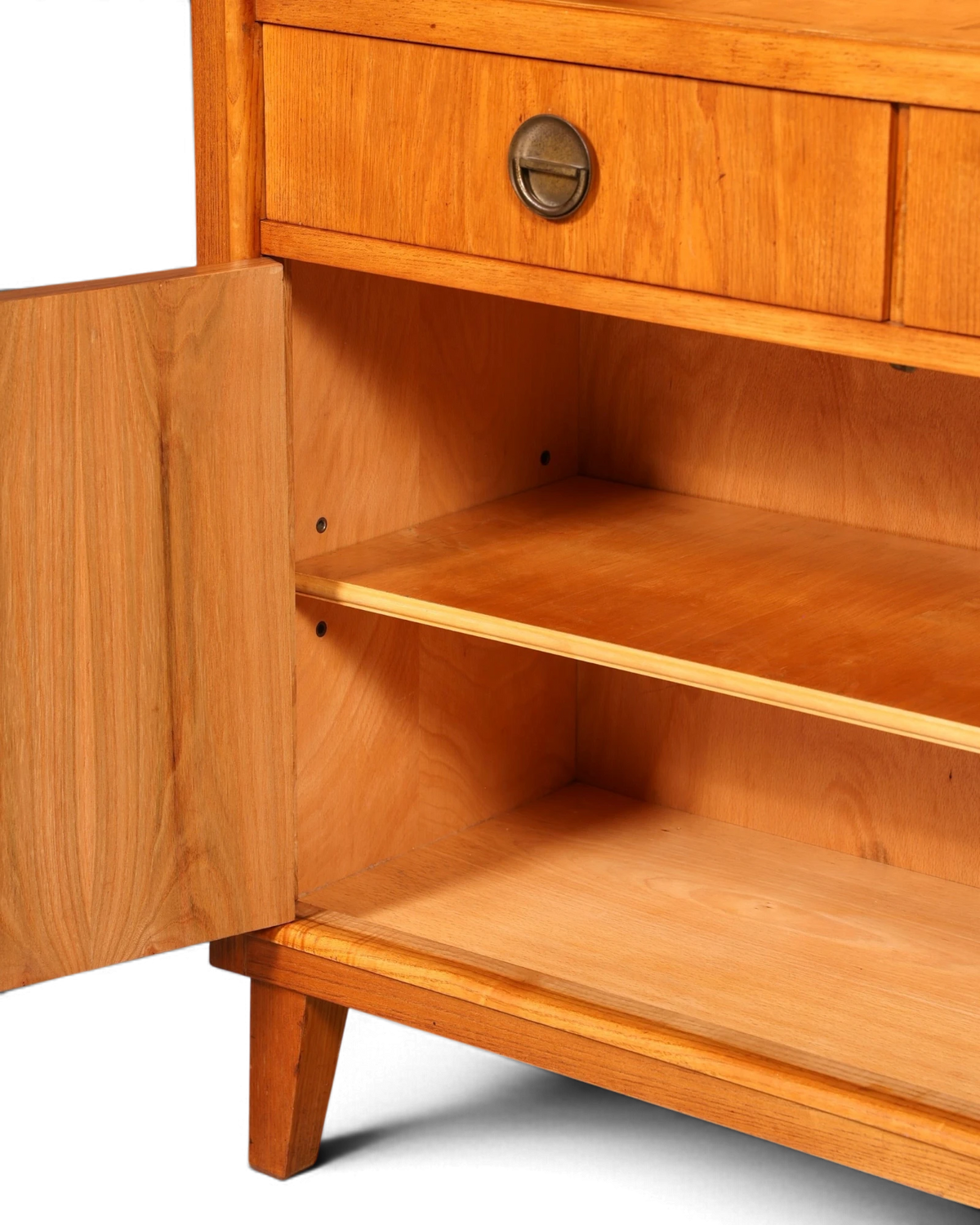 Hauptstadt Möblerei Kommode aus hellem Holz mit offener Tür und Schublade mit antikem Metallgriff