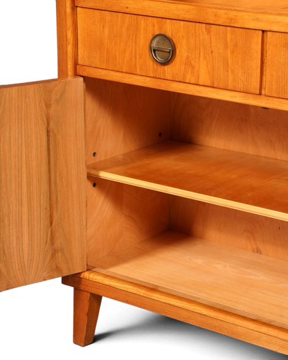 Hauptstadt Möblerei Kommode aus hellem Holz mit offener Tür und Schublade mit antikem Metallgriff