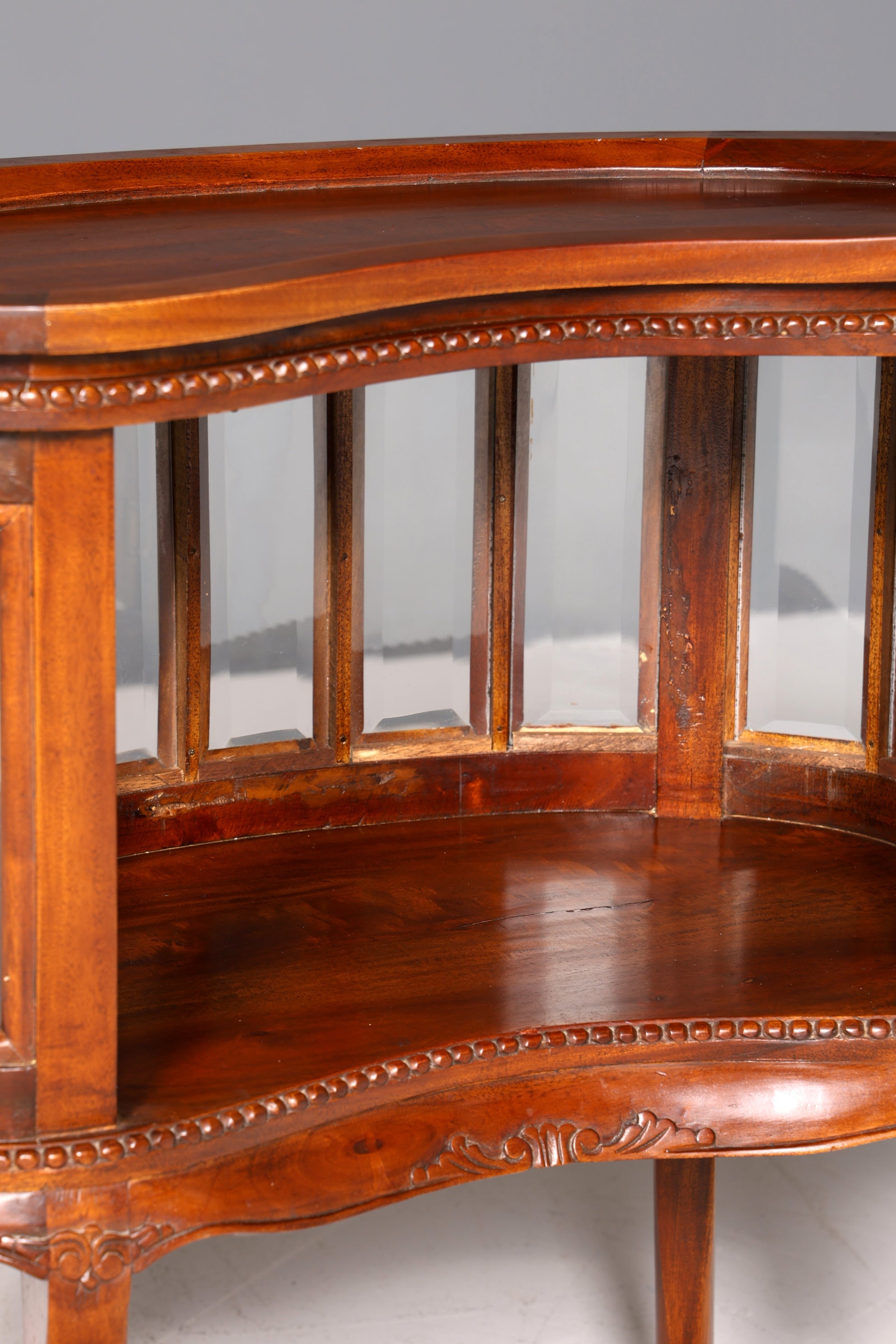 Wunderschöner filigraner Chippendale Barschrank echt Holz Teeschrank im Jugendstil Vitrine