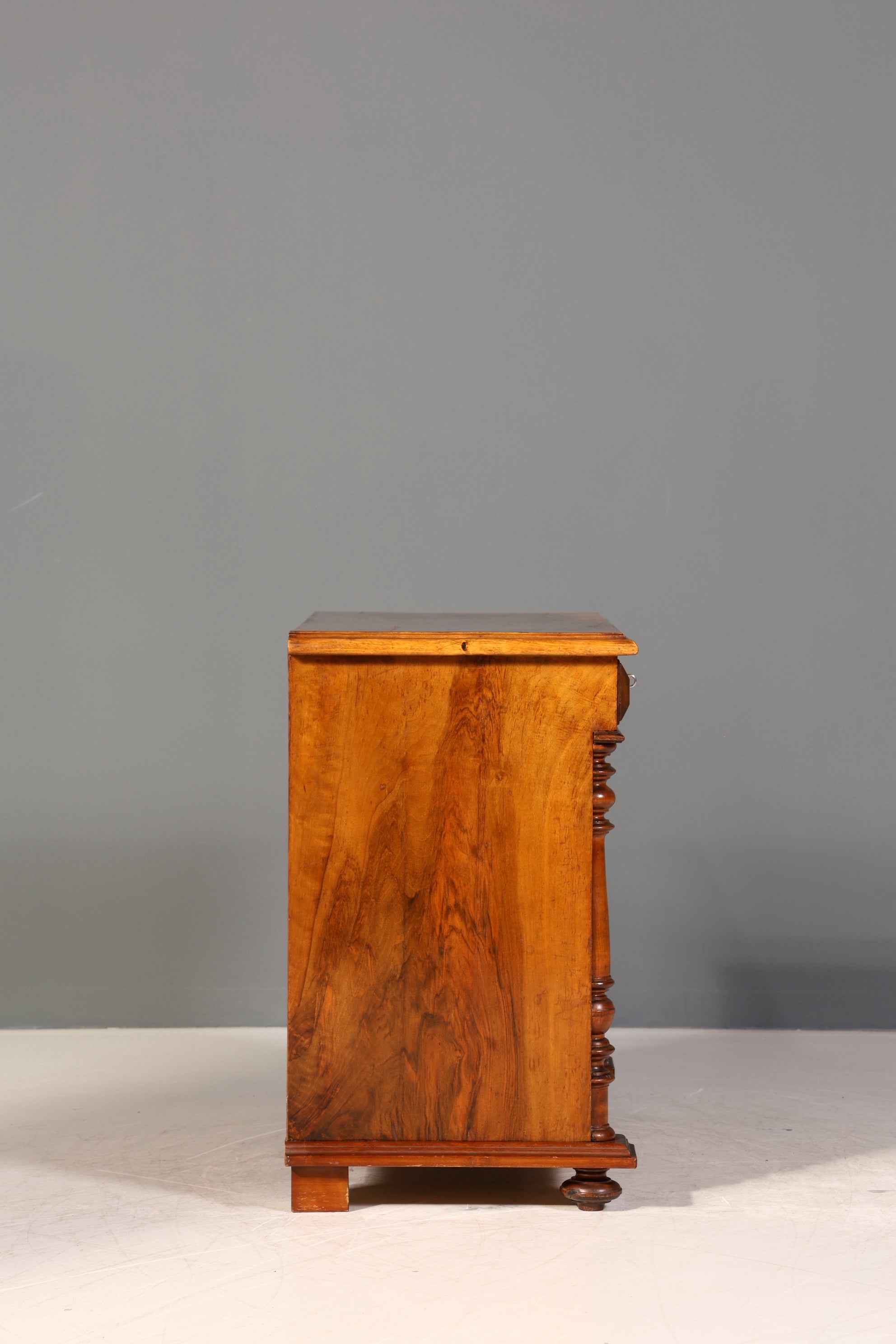 Wunderschöne Gründerzeit Kommode Louis Philippe Vertiko Nussbaum Sideboard um 1880