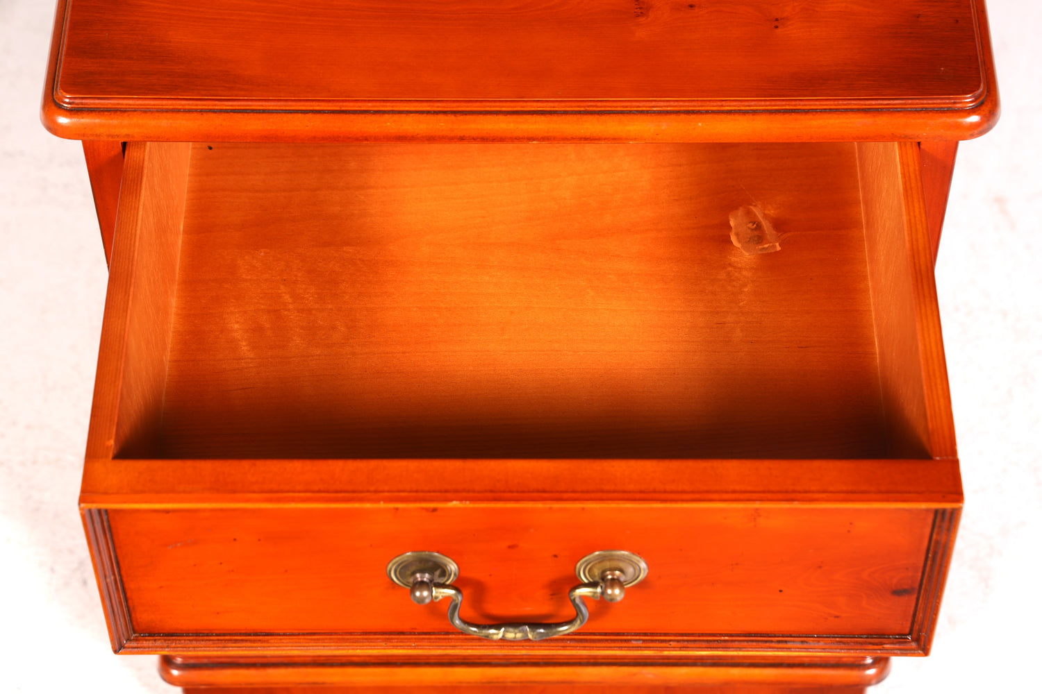 Wunderschöne Englische Kommode Eibe echt Holz Nachttisch Telefontisch Beistelltisch Ablagetisch