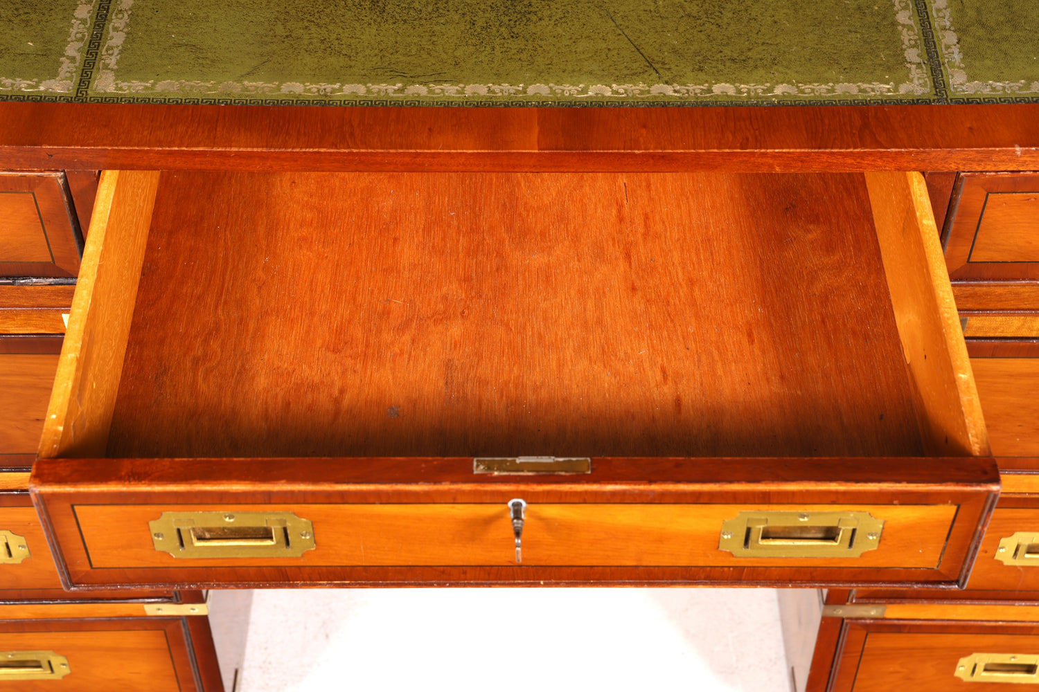 Edler Maritimer Schreibtisch Englischer Military Chest Bürotisch Office Table mit echt Lederauflage