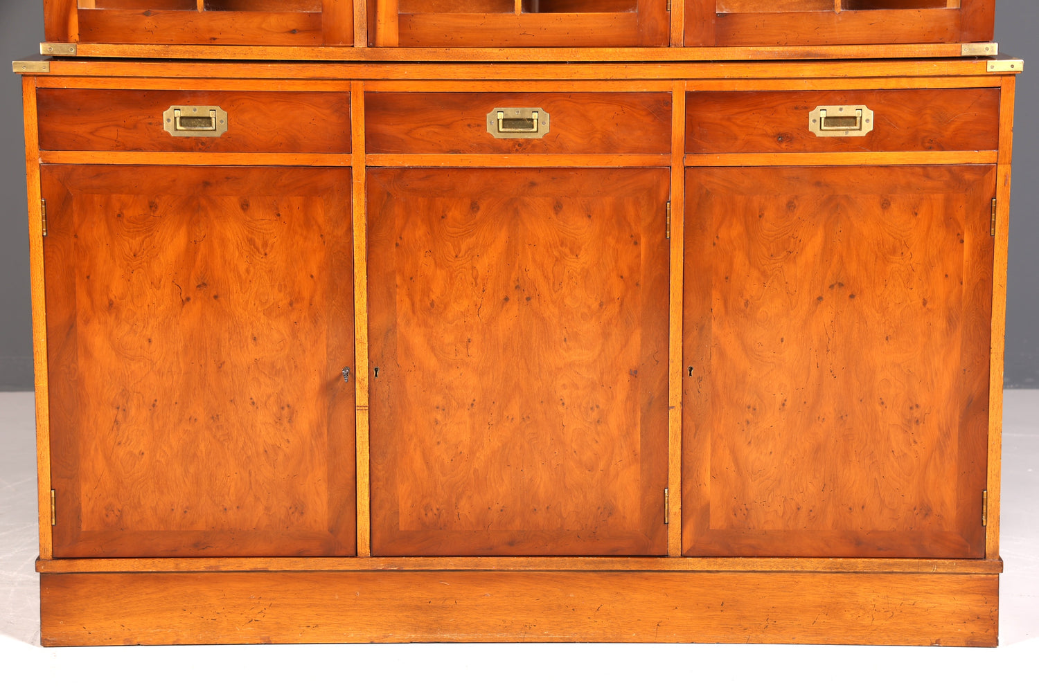 Wunderschöner Maritimer Vitrinenschrank Englischer Schrank echt Holz Bibliothek Englische Anrichte